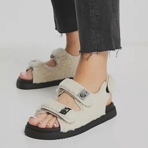 STEVE Madden Margie flat sandals with buckles in cream faux sherpa quilt size 8